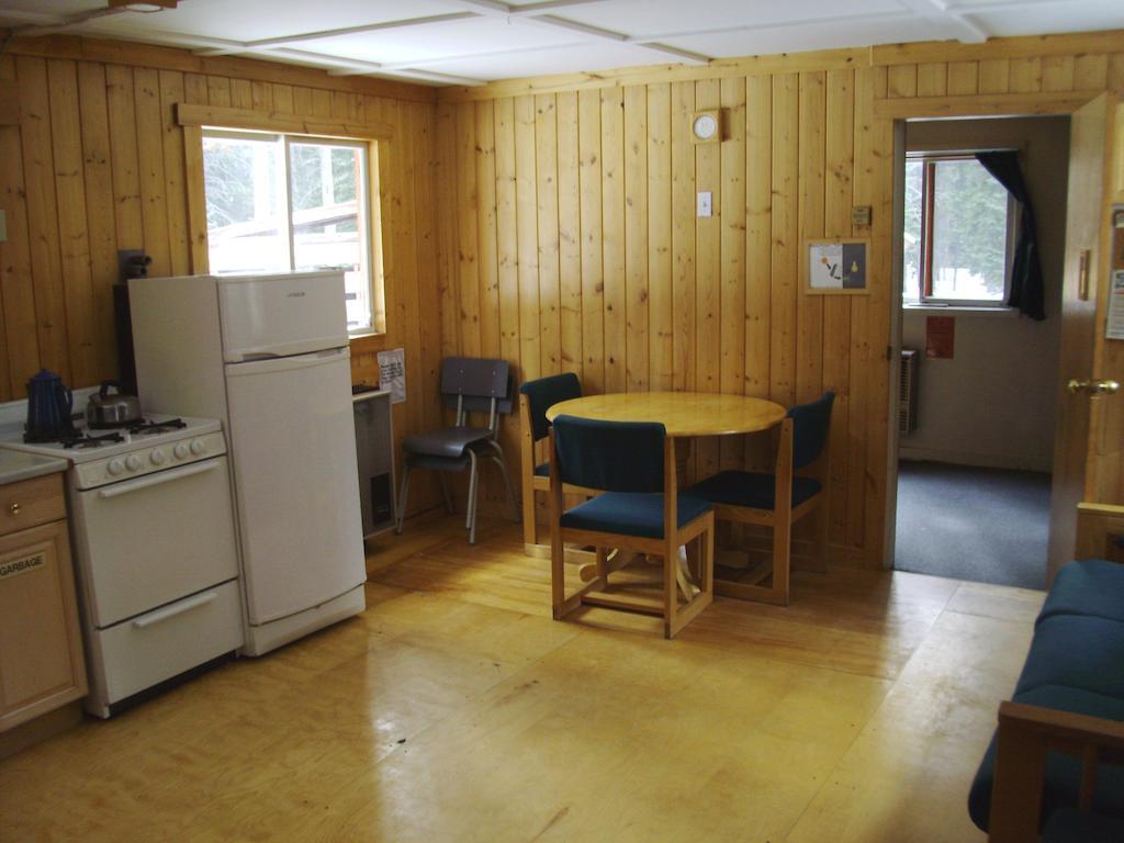 HI Mosquito Creek Hostel Lake Louise Buitenkant foto