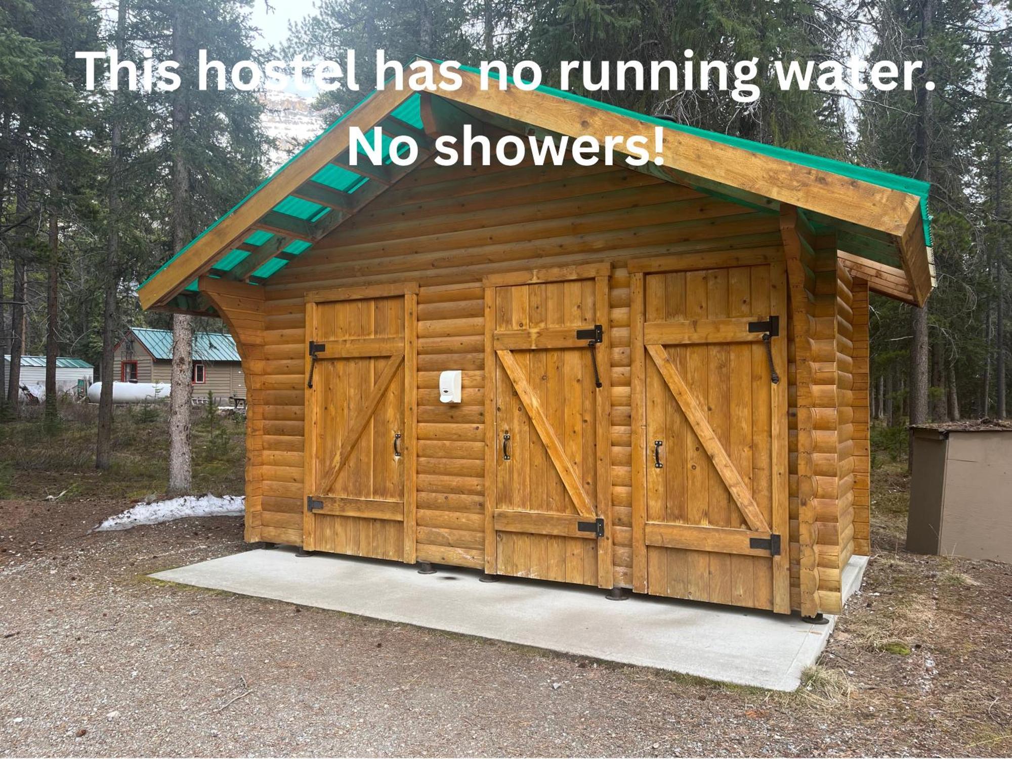 HI Mosquito Creek Hostel Lake Louise Buitenkant foto