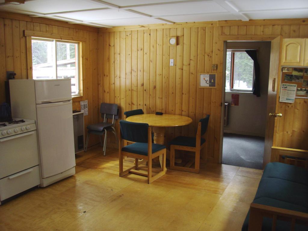 HI Mosquito Creek Hostel Lake Louise Buitenkant foto