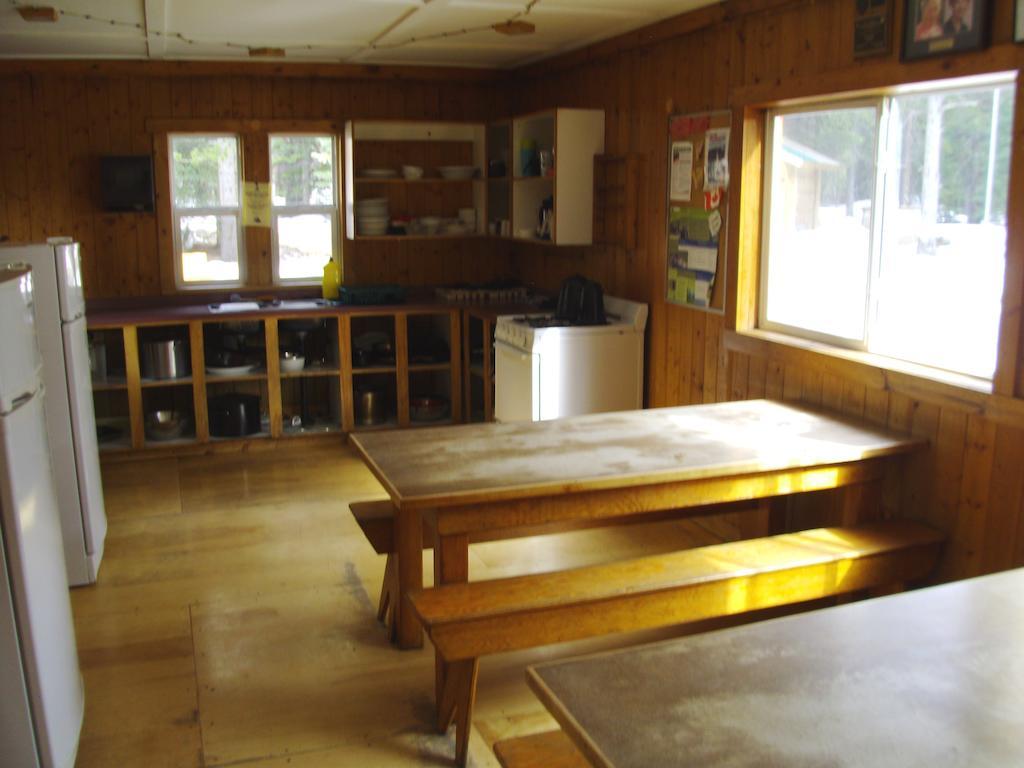 HI Mosquito Creek Hostel Lake Louise Buitenkant foto